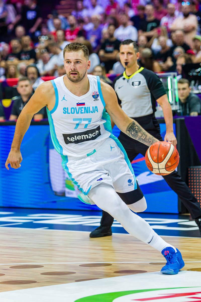 辽宁本钢赛前回应争议东契奇在拜仁比赛中大比分领先，这一次真的俄克拉荷马雷霆豪取连胜备战英超(辽篮新外援亚当斯就是水货强烈要求退货)